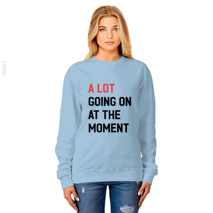 Er gebeurt veel op dit moment Taylor Swift Sweatshirt door @Breez