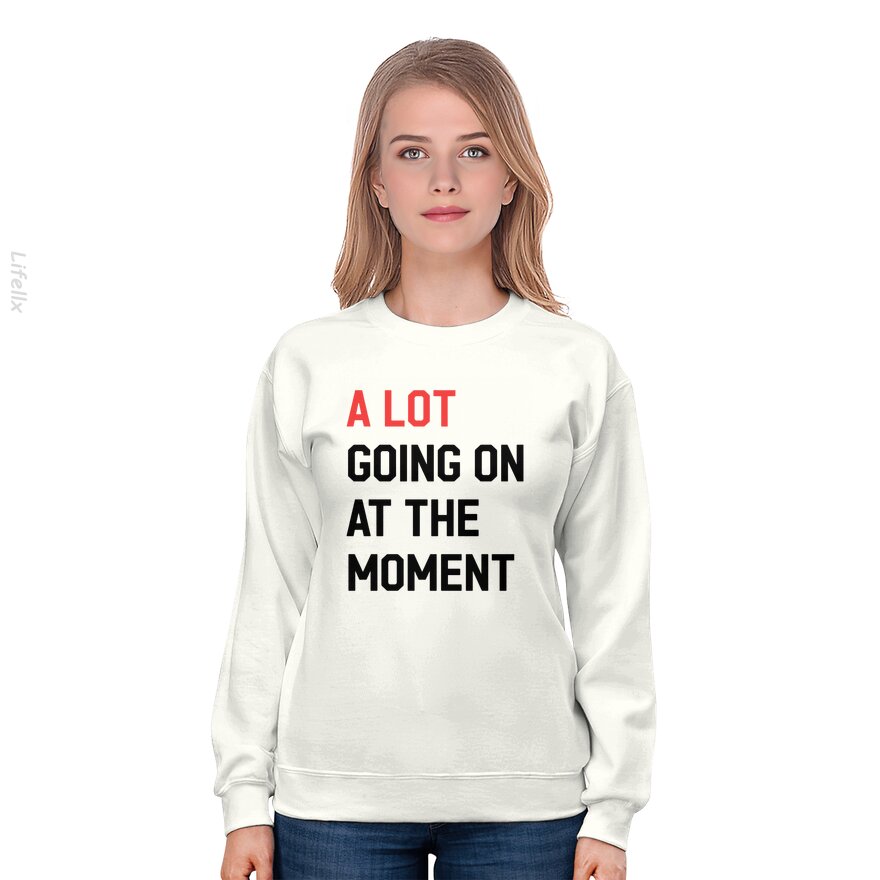 Er gebeurt veel op dit moment Taylor Swift Sweatshirt door @Breez