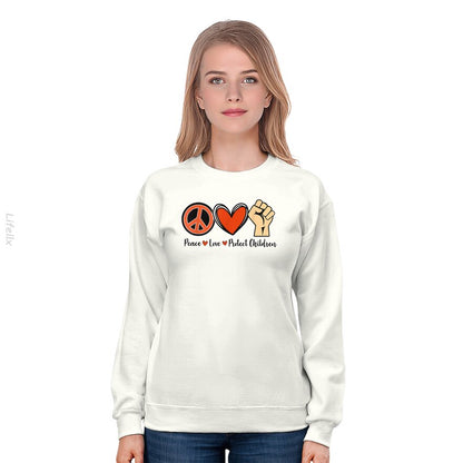 Bescherm Onze Kinderen, Stop Geweld met Vuurwapens, Oranje Vredesteken Sweatshirt door @Breez