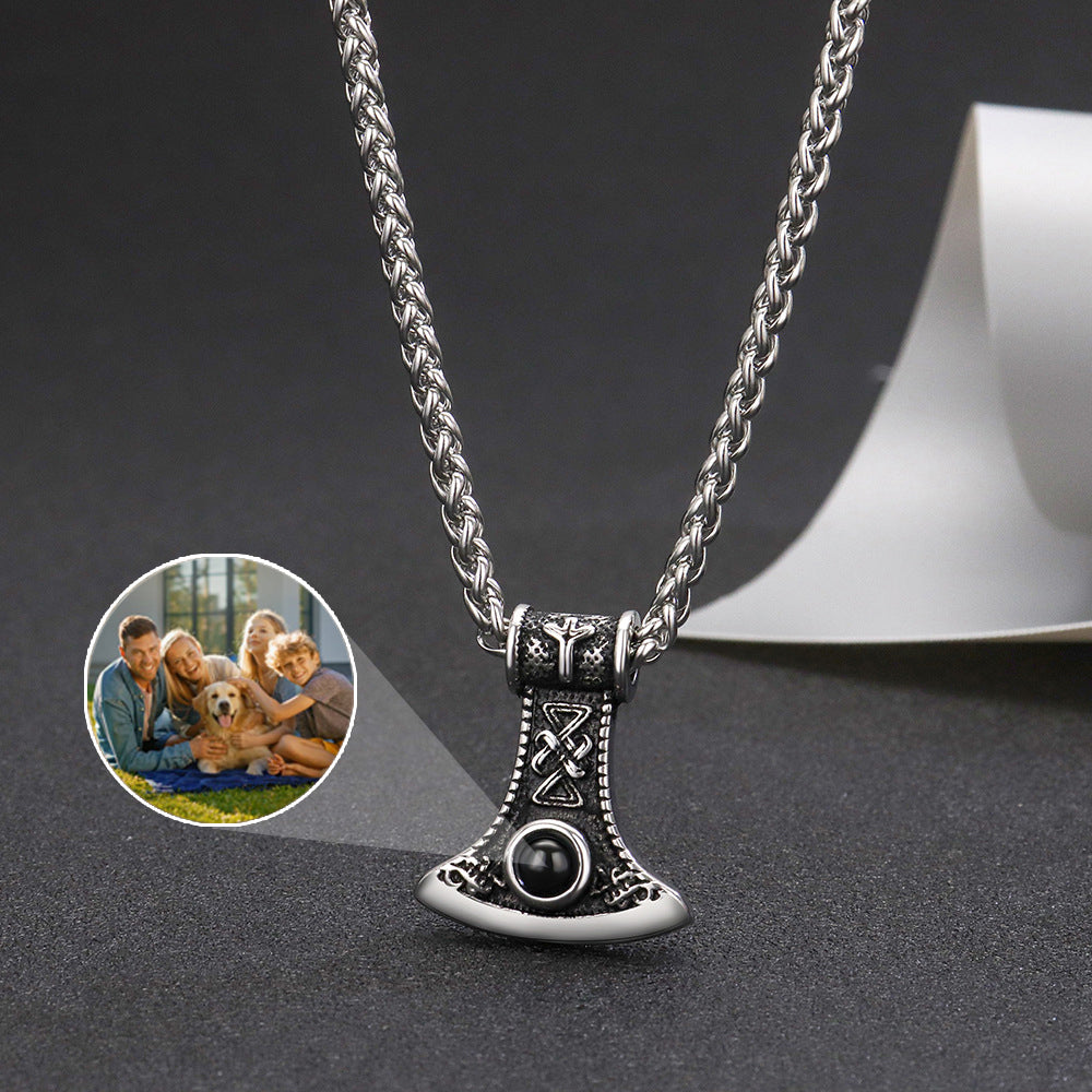 Collana di proiezione fotografica personalizzata con ascia